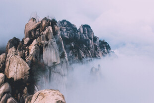 云雾缭绕的嶙峋山峰