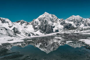 雪山倒影于宁静湖面