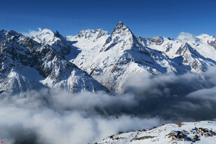 壮丽雪山云海景观