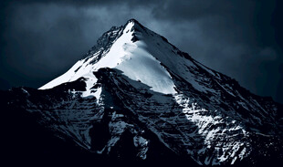 巍峨雪山