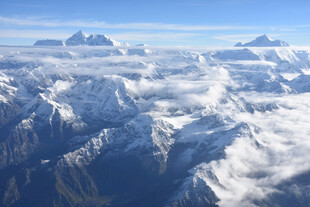 壮丽雪山云海景观