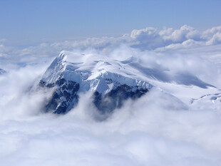雪山云海壮丽景观