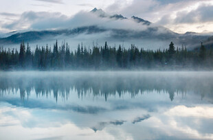 宁静山水间的湖光山色美景