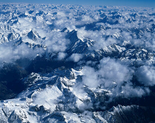 俯瞰壮丽雪山云海景观