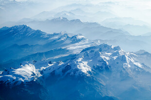 壮丽雪山空中俯瞰美景