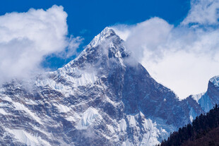 巍峨雪山