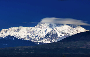 巍峨雪山景观