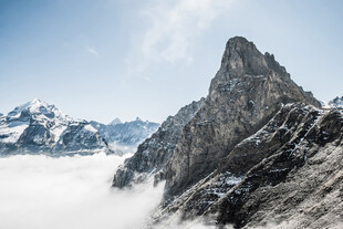 巍峨雪山云雾缭绕之景
