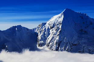巍峨雪山耸立于云海之上