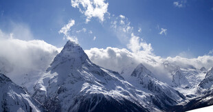 巍峨雪山壮丽景致