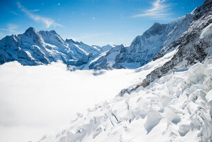 雪山云海壮丽景观