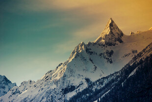巍峨雪山壮丽景致