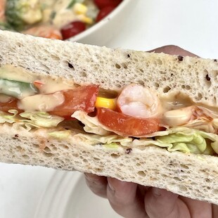 鲜虾蔬菜三明治