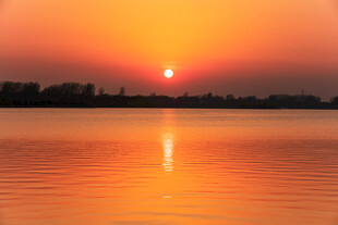 夕阳下的湖面美景