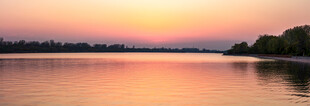 湖畔日落晚霞美景全景画面