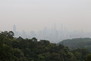 山林间远眺城市天际线