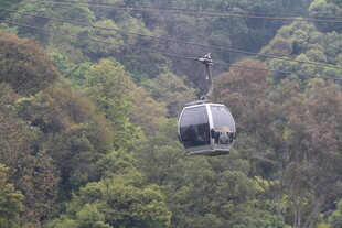 山林间的缆车穿梭