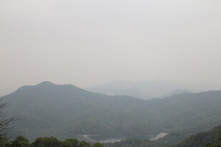 山峦叠翠间的朦胧景致