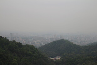 山间远眺城市朦胧景致
