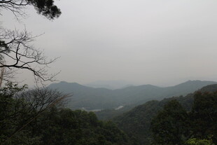 山峦云雾间的自然景致