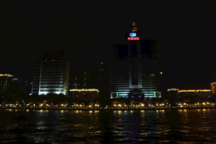 城市璀璨夜景江边建筑群
