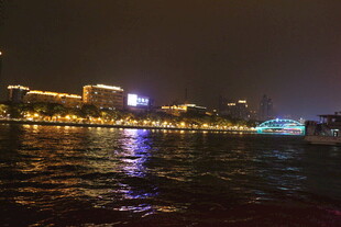 城市江畔璀璨夜景