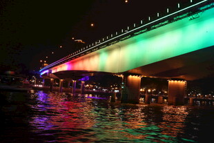 夜晚绚丽多彩的桥梁景观