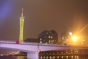 广州塔夜景下的桥梁