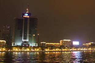 城市璀璨夜景 江畔高楼