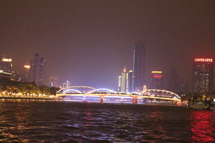 城市夜景中的璀璨桥梁