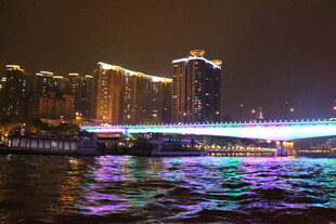 城市夜景下的绚丽河畔风光