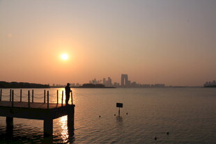 夕阳下的湖畔独钓者