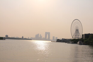 河畔摩天轮与城市天际线