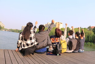 青春伙伴河畔惬意时光