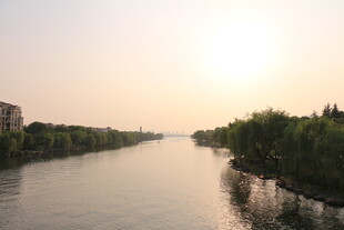 河畔夕阳下的静谧风光