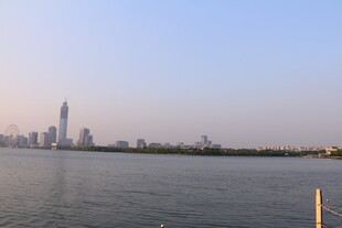 湖畔城市天际线美景