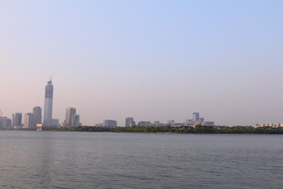 城市河畔天际线美景