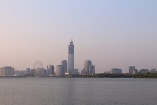 湖畔城市天际线风光