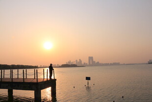 夕阳下的湖畔码头美景