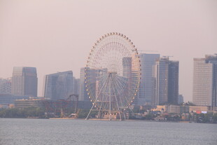 湖畔摩天轮与城市天际线