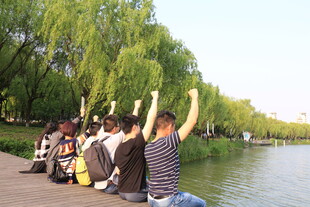 湖边人群惬意享受美好时光