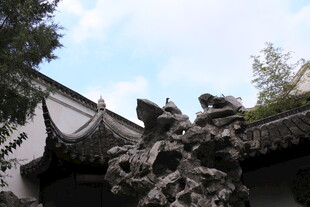 中式庭院中的精美石雕