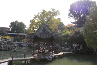 中式园林湖畔雅致凉亭