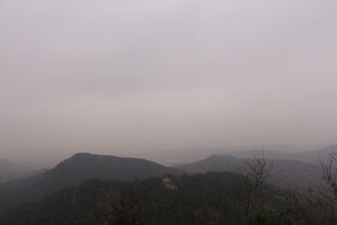 雾霭中的山峦景色