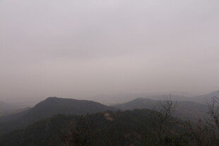 雾霭中的山峦景色