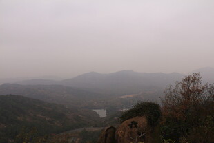 山间雾霭中的静谧景色