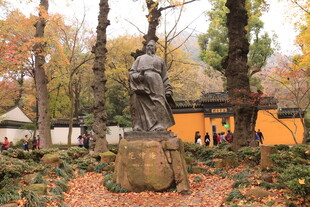 秋日林中的历史人物雕像