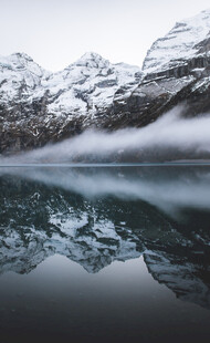 雪山映湖景