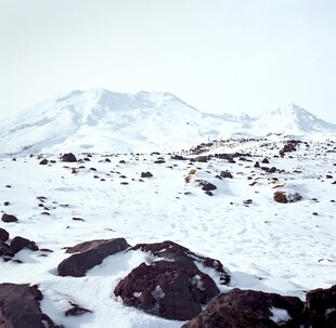 雪覆山石的壮丽山景