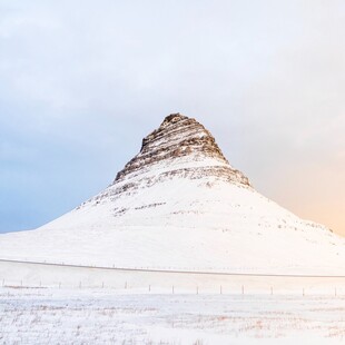 雪山孤峰
